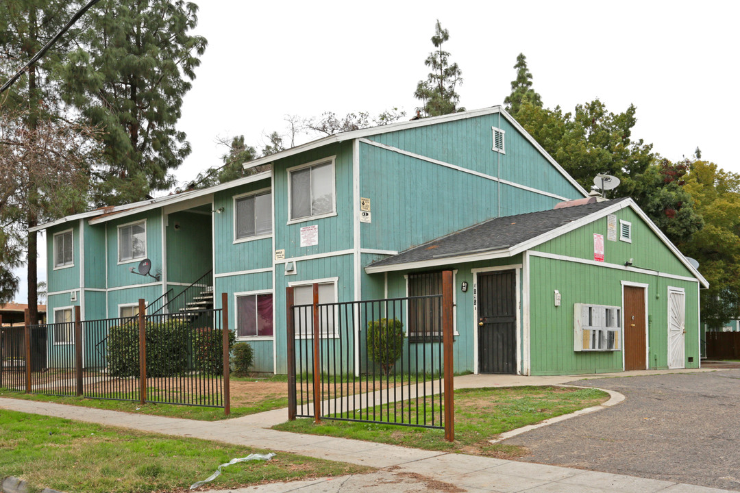 Peppertree Apartments in Fresno, CA - Building Photo