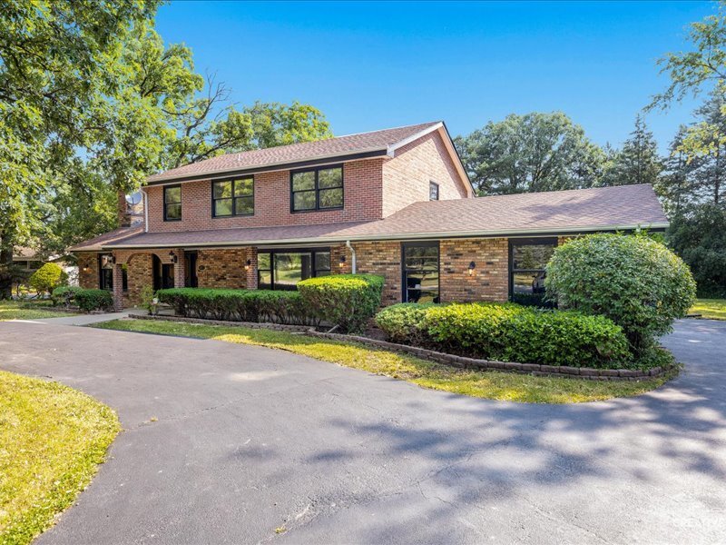 41 Bradford Ln in Oak Brook, IL - Building Photo