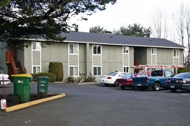 Spur Courtyard Apartments in Beaverton, OR - Building Photo - Building Photo