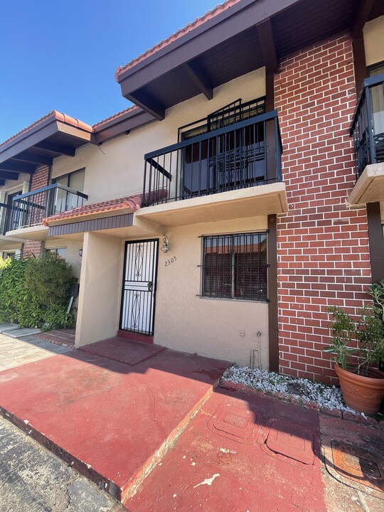 1811 SW 107th Ave in Miami, FL - Building Photo