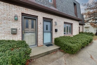 321 S Towanda Ave in Normal, IL - Foto de edificio - Building Photo