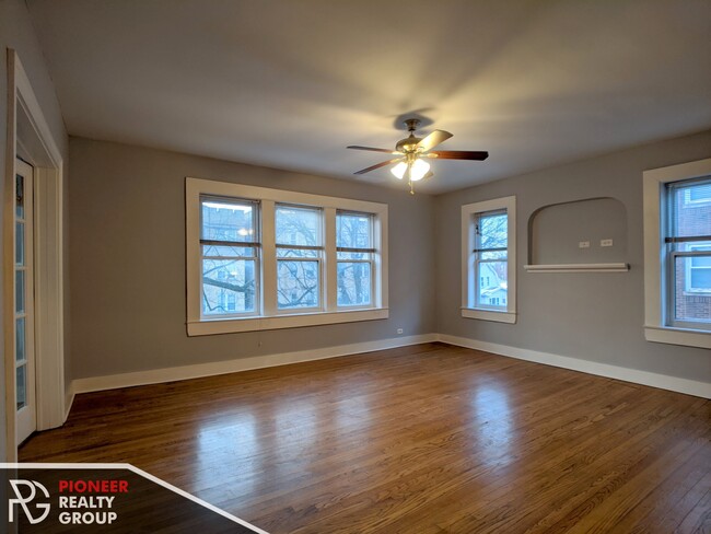 5037 N Harding Ave, Unit 3 in Chicago, IL - Building Photo - Building Photo