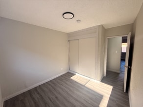 4304 S Hoover St in Los Angeles, CA - Foto de edificio - Building Photo