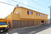 201 E Leatrice Ln in Anaheim, CA - Foto de edificio - Building Photo