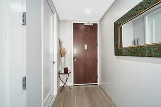 10 City Pl in White Plains, NY - Building Photo - Building Photo