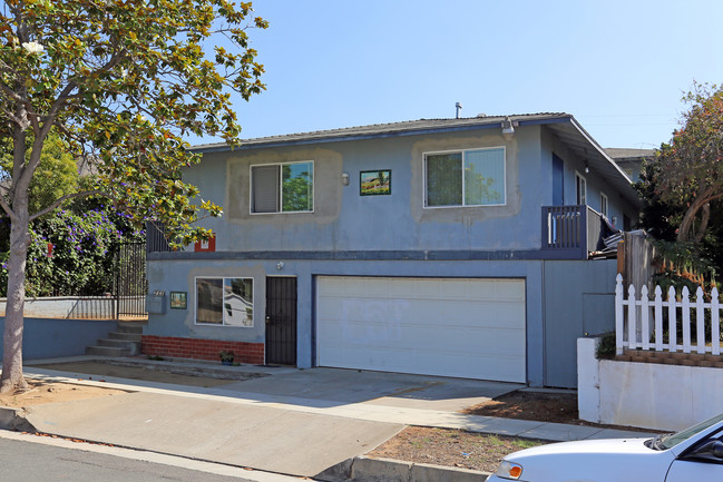 222 S Clementine St in Oceanside, CA - Building Photo - Building Photo