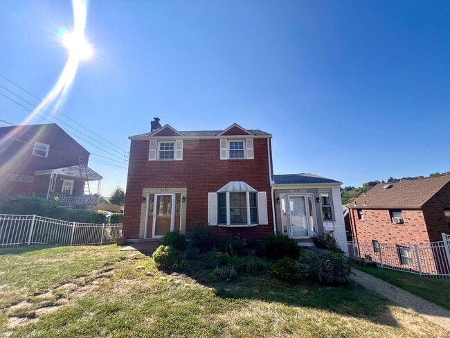 1532 Greencrest Dr in Pittsburgh, PA - Building Photo - Building Photo