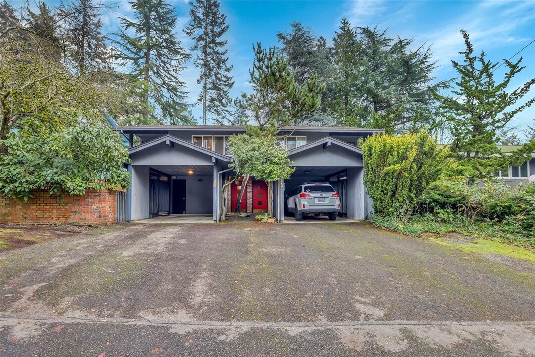 108 108th Ave SE in Bellevue, WA - Building Photo