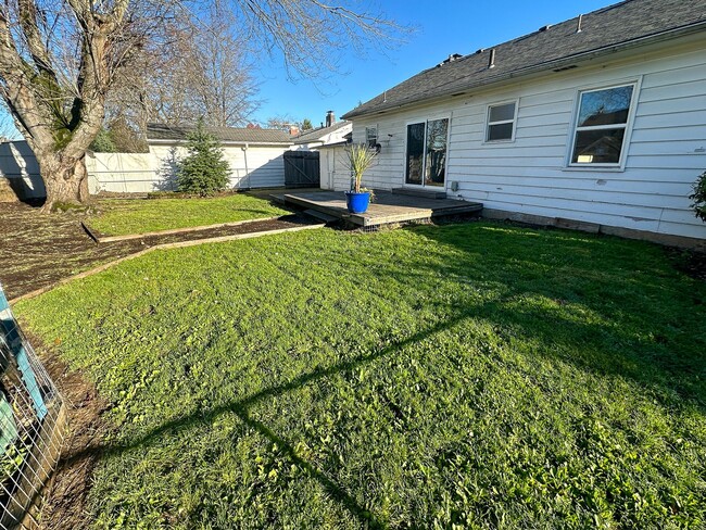 1069 Evergreen Ave NE in Salem, OR - Building Photo - Building Photo