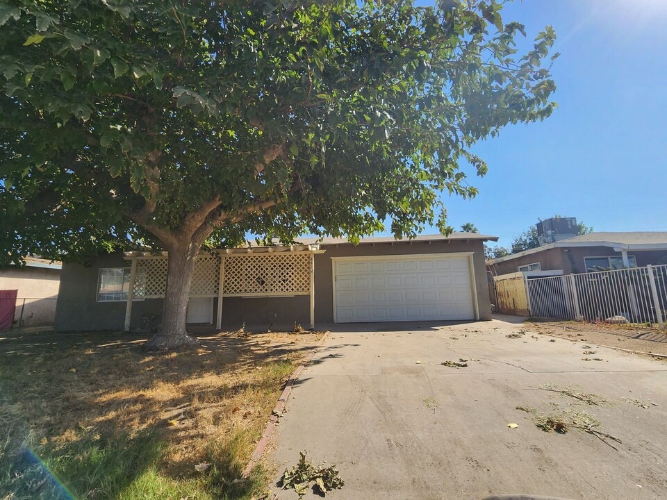 4412 Vern St in Bakersfield, CA - Building Photo