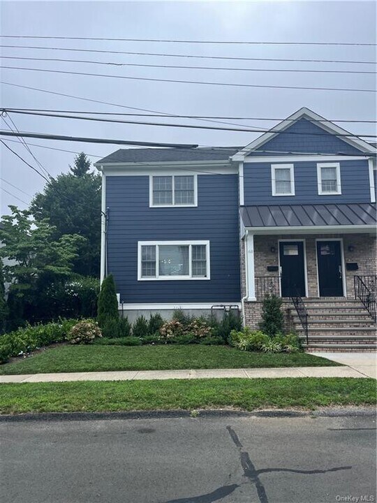 68 Henry Ave-Unit -LEFT SIDE in Harrison, NY - Foto de edificio