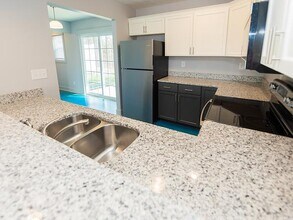 1233 W Rangeview Cir in Bloomington, IN - Foto de edificio - Building Photo