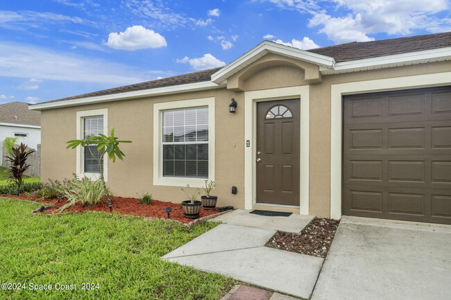 3239 Warsaw Ave SE in Palm Bay, FL - Foto de edificio - Building Photo