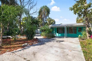 8825 Oak St in Riverview, FL - Building Photo