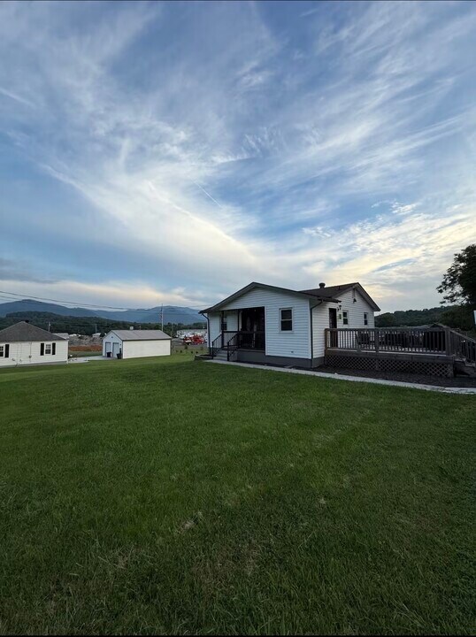 4066 Crossmill Ln in Salem, VA - Foto de edificio