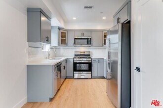 1802 1/2 S Highland Ave in Los Angeles, CA - Building Photo - Building Photo