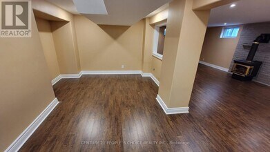 1402 Fisher Ave in Burlington, ON - Building Photo - Building Photo