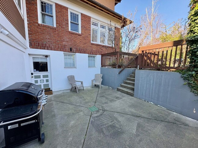 property at 2105 E Hamlin St