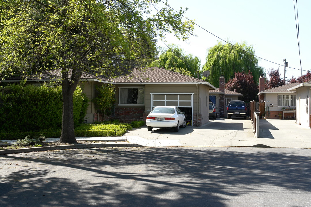 1592-1596 Hawes Ct in Redwood City, CA - Building Photo