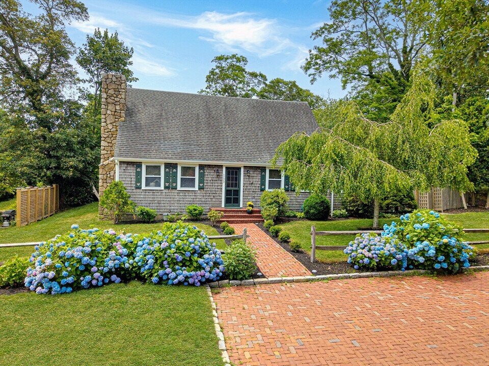 155 Skiff Ave in Tisbury, MA - Building Photo