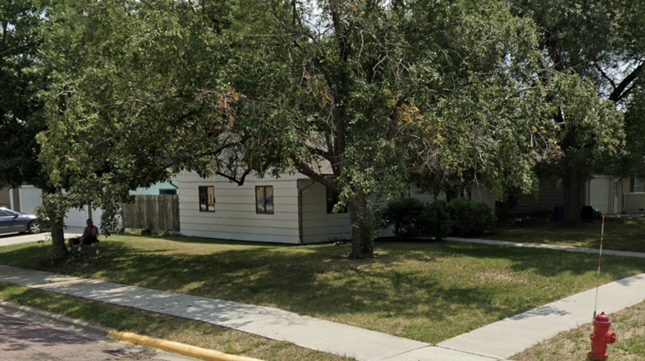 1200 S Minnesota St in Mitchell, SD - Building Photo
