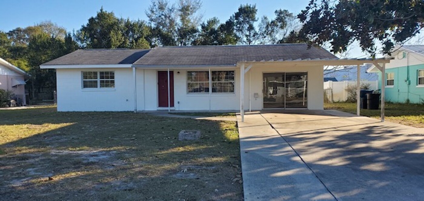 210 E Roberts St in Orange City, FL - Building Photo