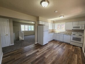 106 S Attica Rd in Knoxville, IA - Building Photo - Building Photo