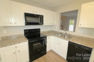 409 Peachtree Rd in Charlotte, NC - Foto de edificio - Building Photo