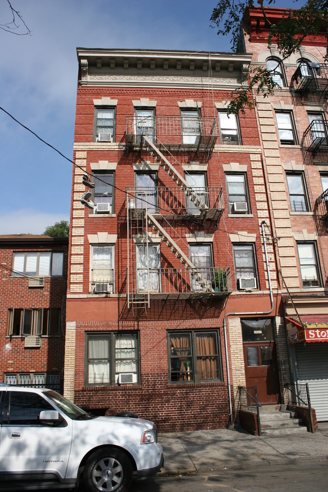 2427 Hoffman St in Bronx, NY - Foto de edificio - Building Photo