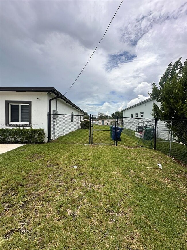 12090 SW 213th St in Miami, FL - Building Photo - Building Photo