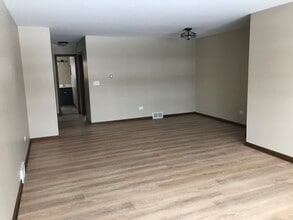 654 Eletson Dr in Crystal Lake, IL - Foto de edificio - Building Photo