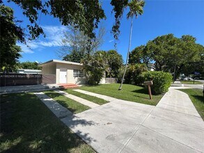 5321 SW 67th Ave in Miami, FL - Building Photo - Building Photo