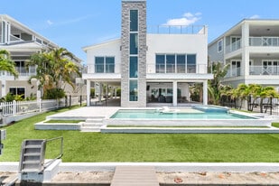 905 Bay Point Dr in Madeira Beach, FL - Building Photo