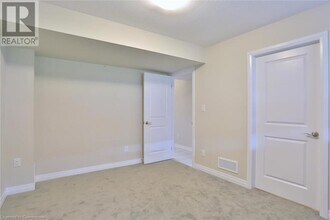 25 Sportsman Hill St in Kitchener, ON - Building Photo - Building Photo