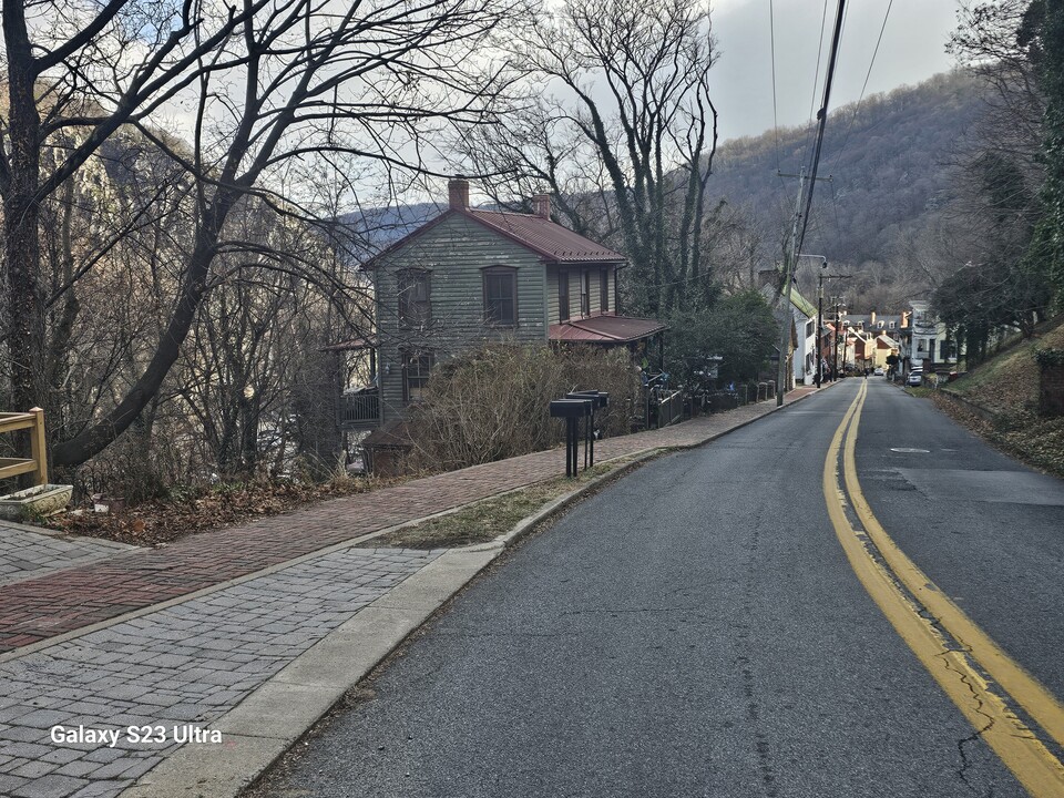 240 High St in Harpers Ferry, WV - Building Photo