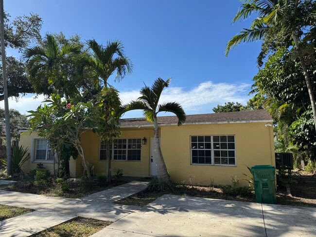 1767 NW 93rd St in Miami, FL - Foto de edificio - Building Photo