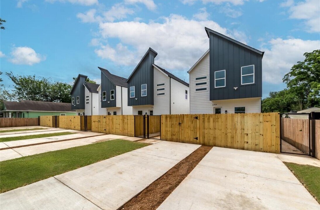 2704 Bostic St in Houston, TX - Building Photo