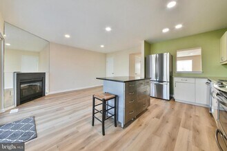 702 Spice Bush in Ambler, PA - Foto de edificio - Building Photo