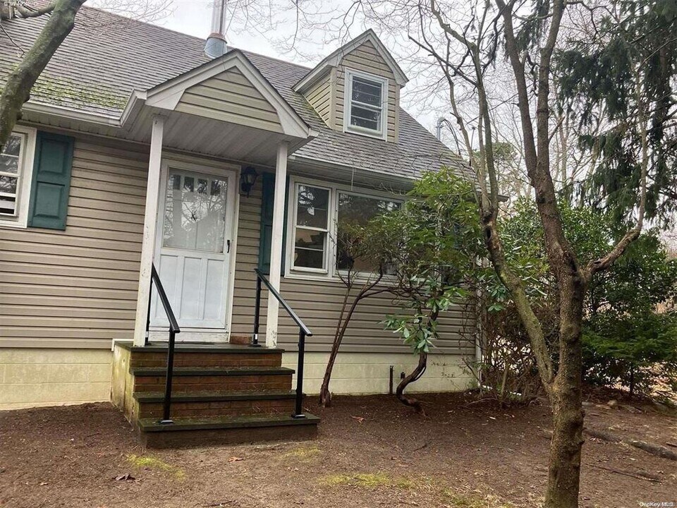 34 Hallock Landing Rd in Rocky Point, NY - Building Photo