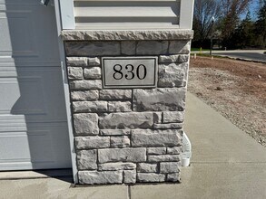 830 Highland Park Rd in Neenah, WI - Foto de edificio - Building Photo