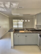 7917 Lakeshore Dr, Unit D in Tampa, FL - Building Photo - Building Photo