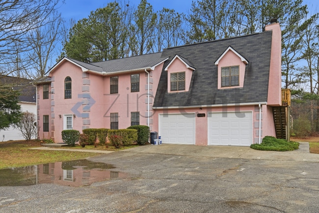 5893 N Castlegate Dr in Atlanta, GA - Foto de edificio - Building Photo