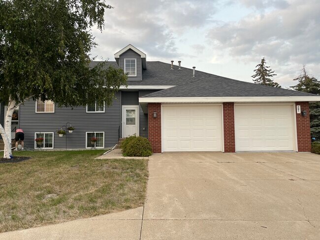 703 E Tin St, Unit 703 in Redwood Falls, MN - Building Photo - Building Photo