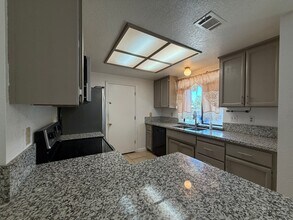 6821 Springmont Dr in Elk Grove, CA - Building Photo - Building Photo