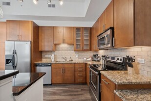 2566 Richmond Ave. in Houston, TX - Building Photo