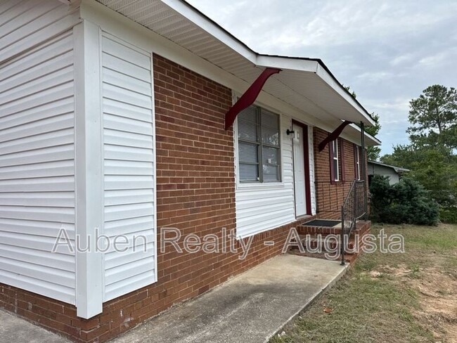 property at 2516 Kensington Dr E