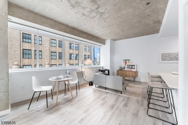 10 Commerce Ct in Newark, NJ - Foto de edificio - Building Photo