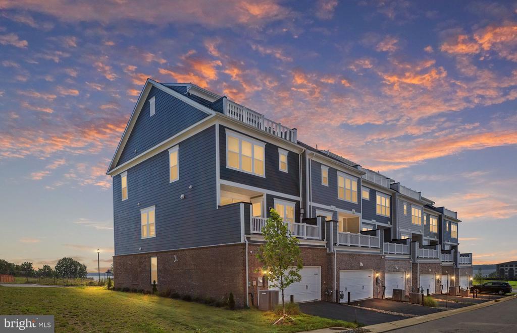 1747 Riverbluff Ave in Dumfries, VA - Building Photo