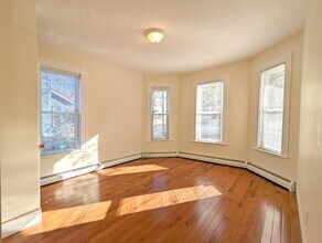 26 Thorndike St, Unit 3 in Somerville, MA - Foto de edificio - Building Photo