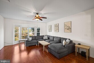 12 Popes Creek Ln in Stafford, VA - Foto de edificio - Building Photo